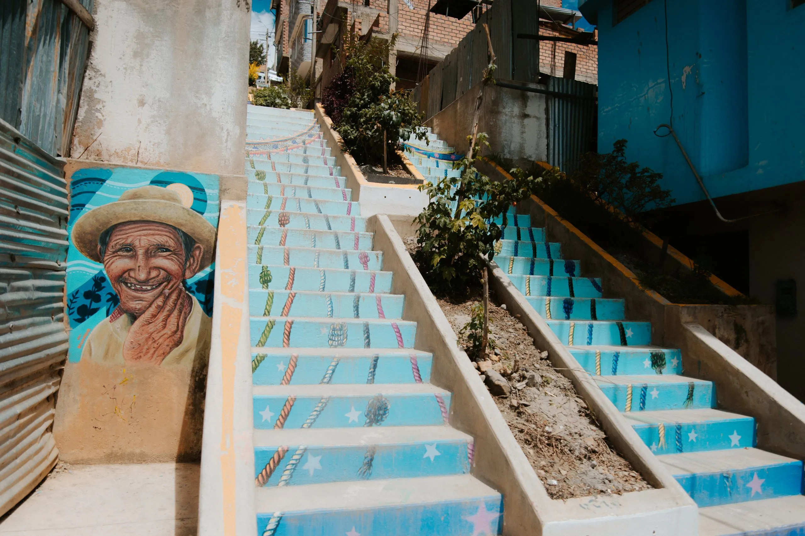 Mural de abuelo campesino en las escalinatas de Shancayán