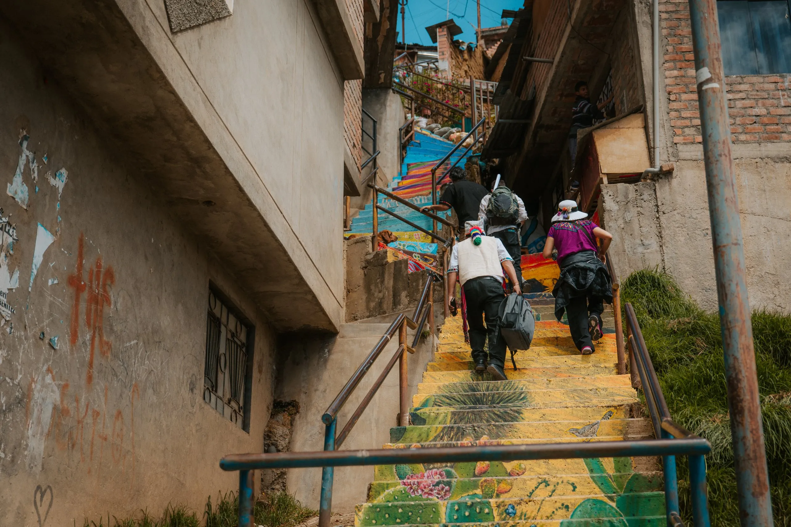 Visitantes subiendo las escalinatas de arte de Shancayán