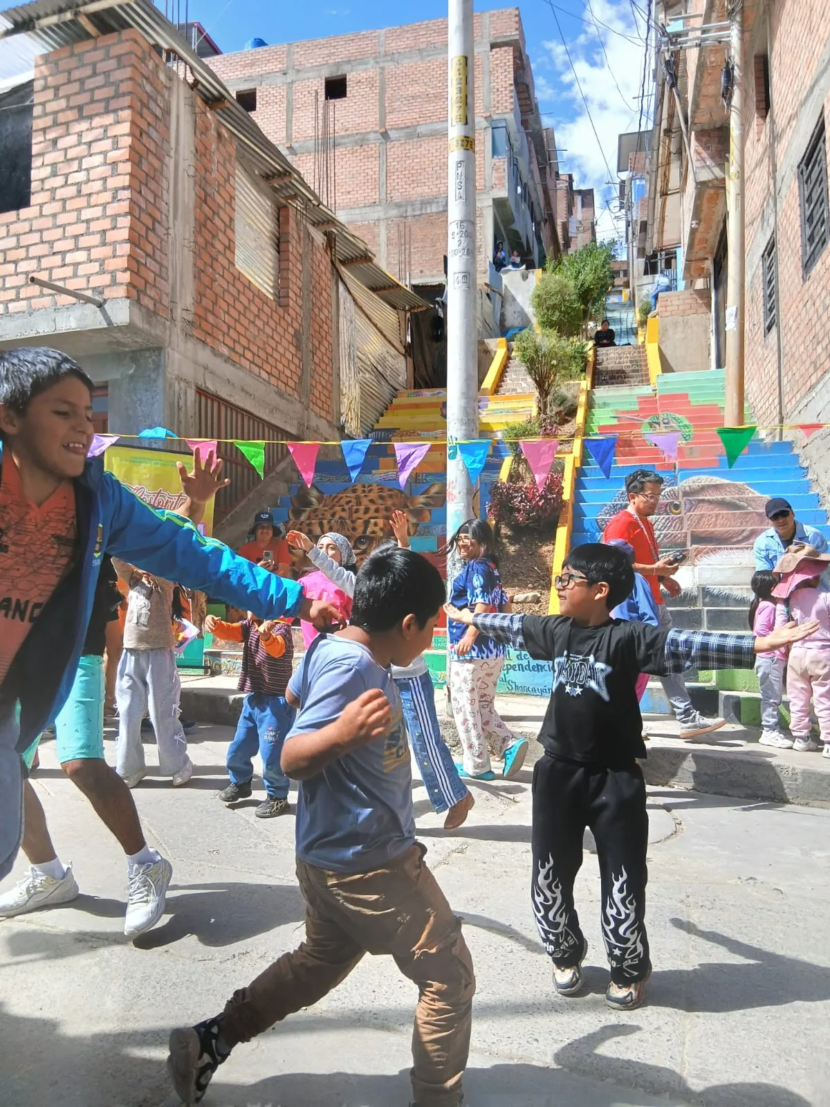 Niños celebrando la Feria Viva junto a las escalinatas pintadas