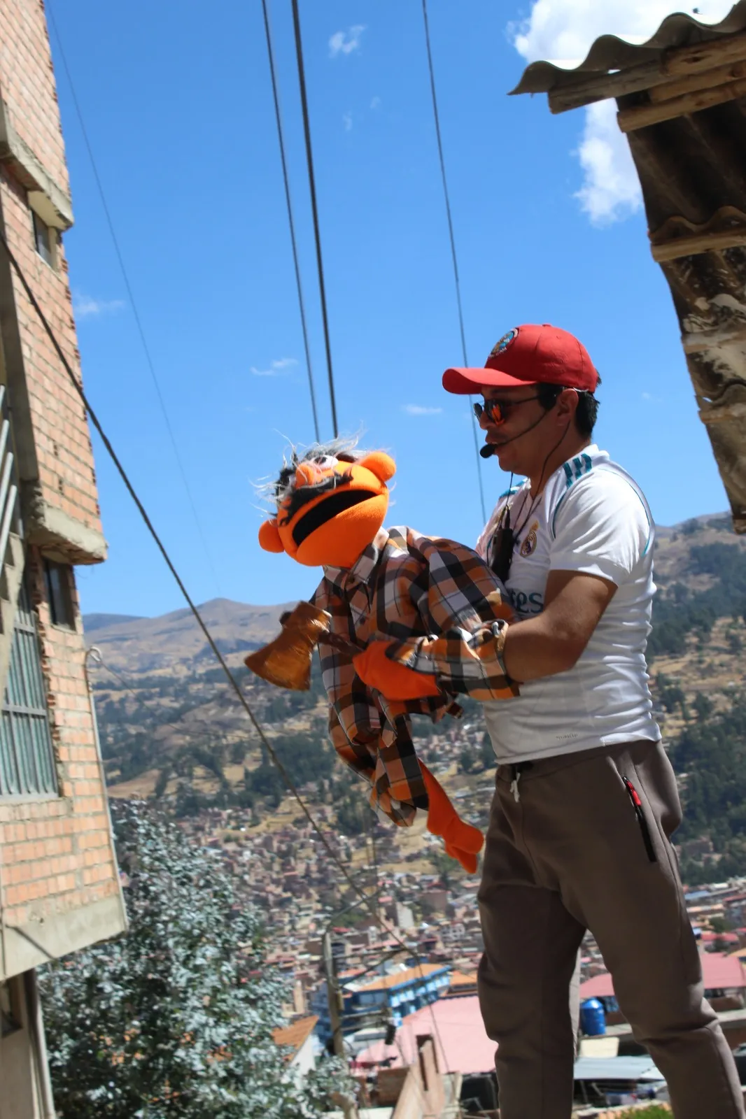 Niños corriendo frente a los murales del jaguar y el cóndor en Shancayán